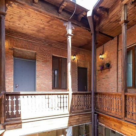 Modern Studio Near Rustaveli Ave - By Wehost Тбилиси Экстерьер фото