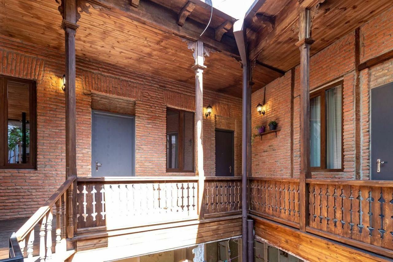 Modern Studio Near Rustaveli Ave - By Wehost Тбилиси Экстерьер фото